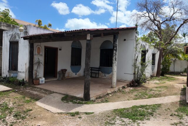 Casa en venta en Col. El Milagro, Cancún con amplio terreno y alberca