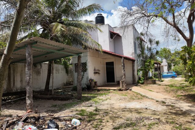 Propiedad en venta con local comercial al frente en Col. El Milagro, Cancún